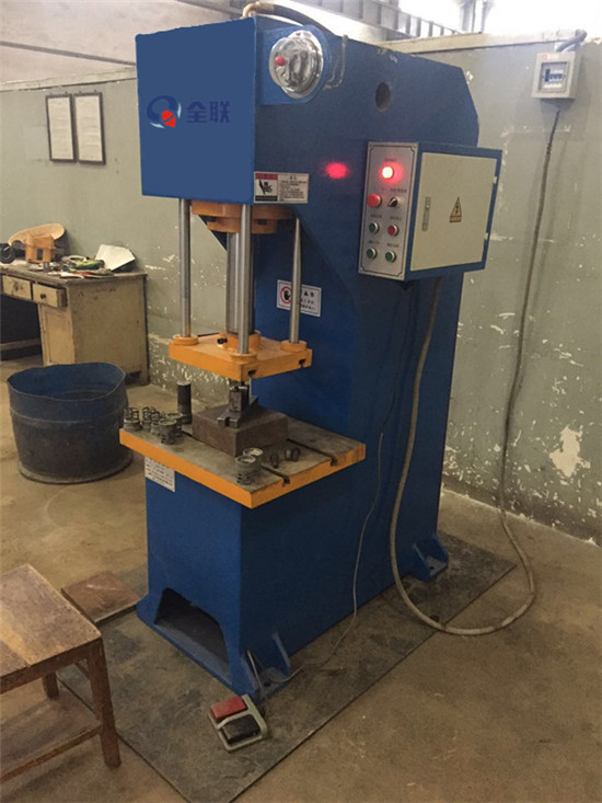 單(dan)柱液壓機(jī) 單柱(zhu)液壓機